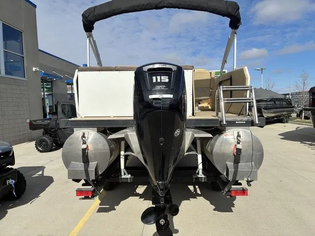 Slide: The Image of Larson Escape 2200 RT 2015 - 9