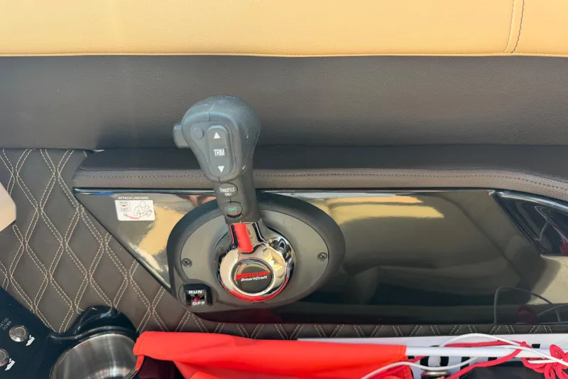 Slide: The Image of Throttle control panel of 2021 Sea Ray SLX 280 boat with SmartCraft technology. - 25