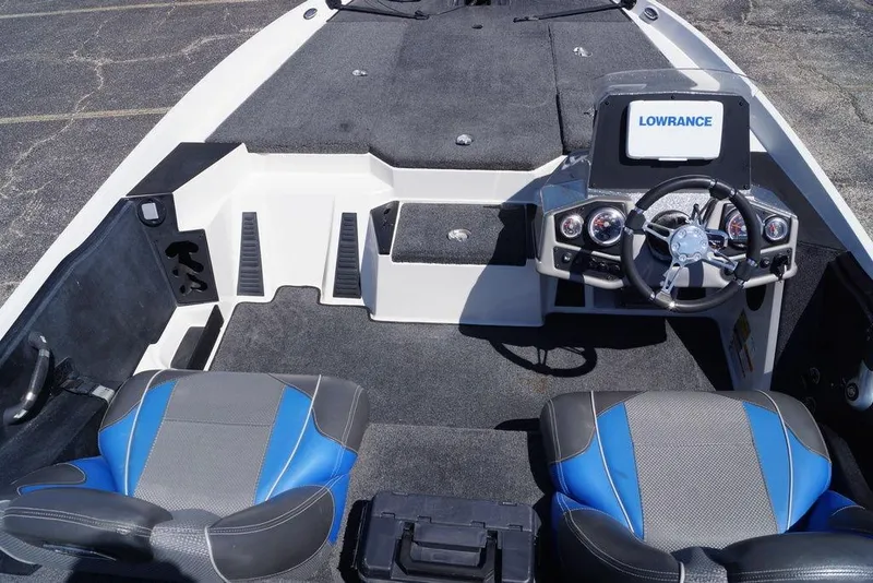Slide: The Image of 2019 Ranger Z185 boat interior with steering wheel and Lowrance display. - 15