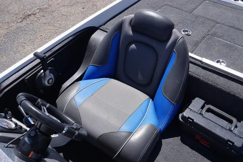 Slide: The Image of 2019 Ranger Z185 boat cockpit with blue and gray seat, steering wheel, and control panel. - 17