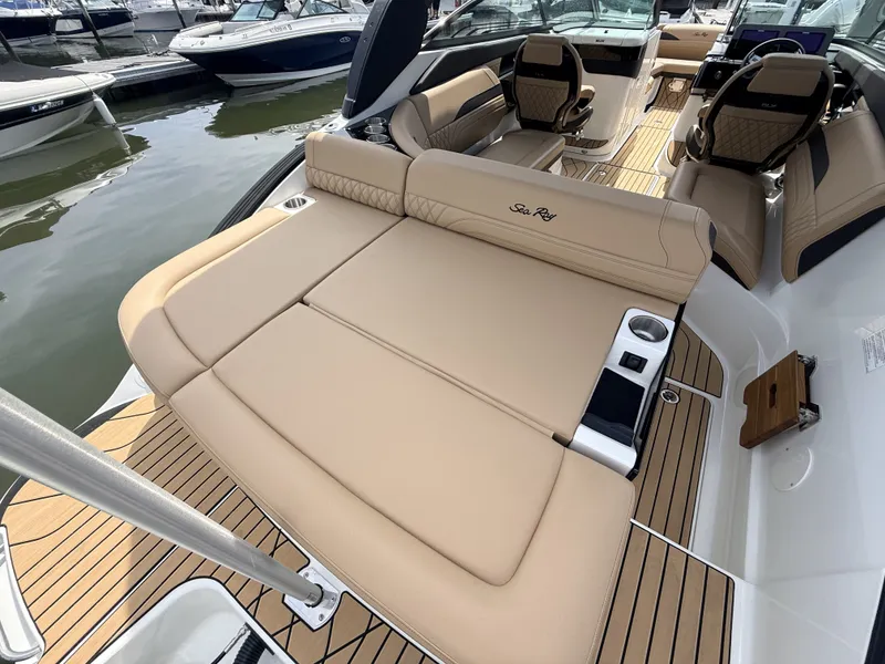 Slide: The Image of Sea Ray SLX 260 Outboard 2027 - 11