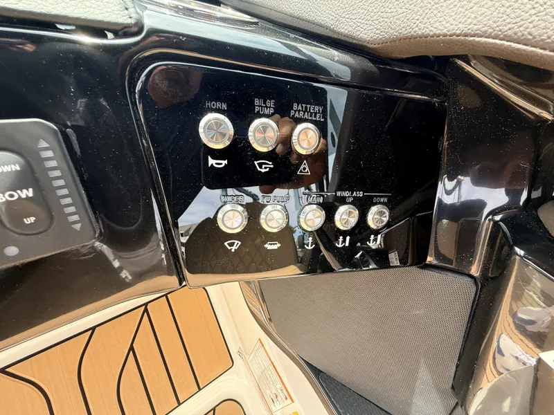 Slide: The Image of Sea Ray SLX 260 Outboard 2027 - 25