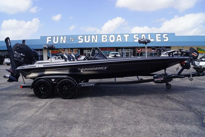 The Image of 2026 Phoenix 921 Elite X boat at Fun-N-Sun Boat Sales dealership. - 1