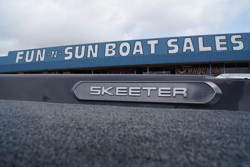 Slide: The Image of 2026 Skeeter FXR20 PRO at Fun-N-Sun Boat Sales dealership. - 16