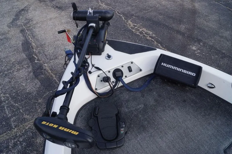 Slide: The Image of 2007 Skeeter SL 210 boat with Minn Kota trolling motor and Humminbird fish finder. - 15