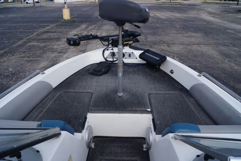 Slide: The Image of 2007 Skeeter SL 210 boat interior with fishing seat and equipment. - 20