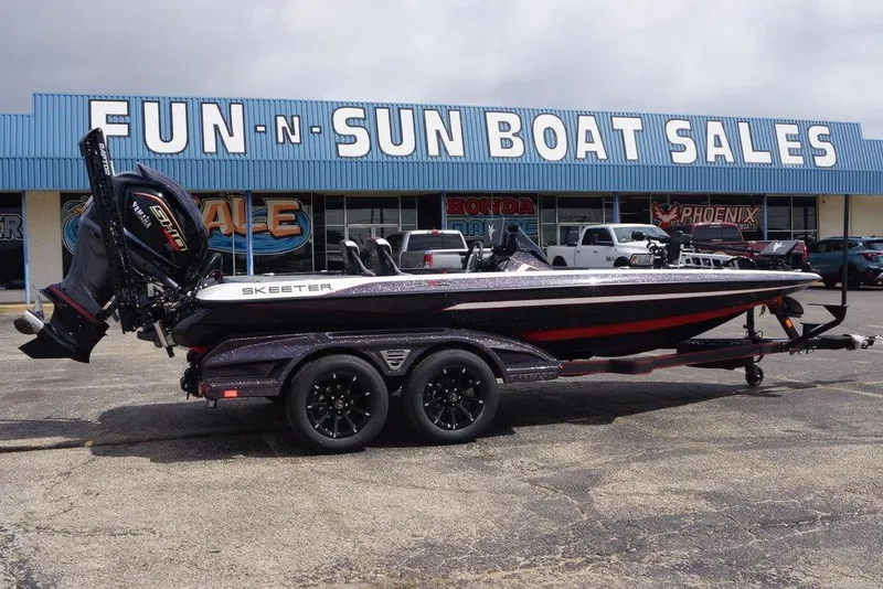 The Image of 2026 Skeeter FXR20 PRO boat at Fun-N-Sun Boat Sales dealership. - 1