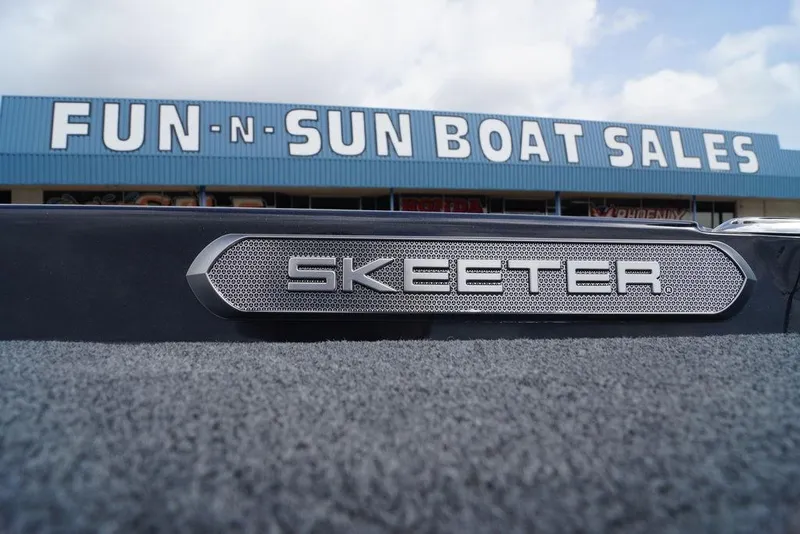 Slide: The Image of 2026 Skeeter FXR20 PRO at Fun-N-Sun Boat Sales dealership. - 22