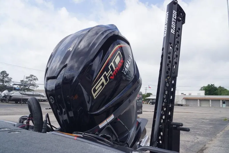 Slide: The Image of 2026 Skeeter FXR20 PRO with Yamaha SHO engine and Minn Kota Raptor anchor. - 9