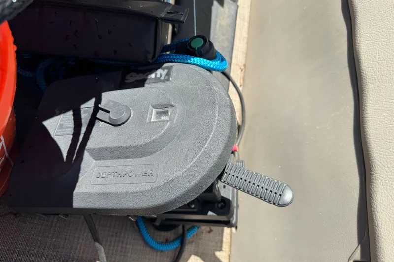 Slide: The Image of Close-up of a Scotty Depthpower control on a 2025 Sun Tracker Bass Buggy 18 DLX. - 28