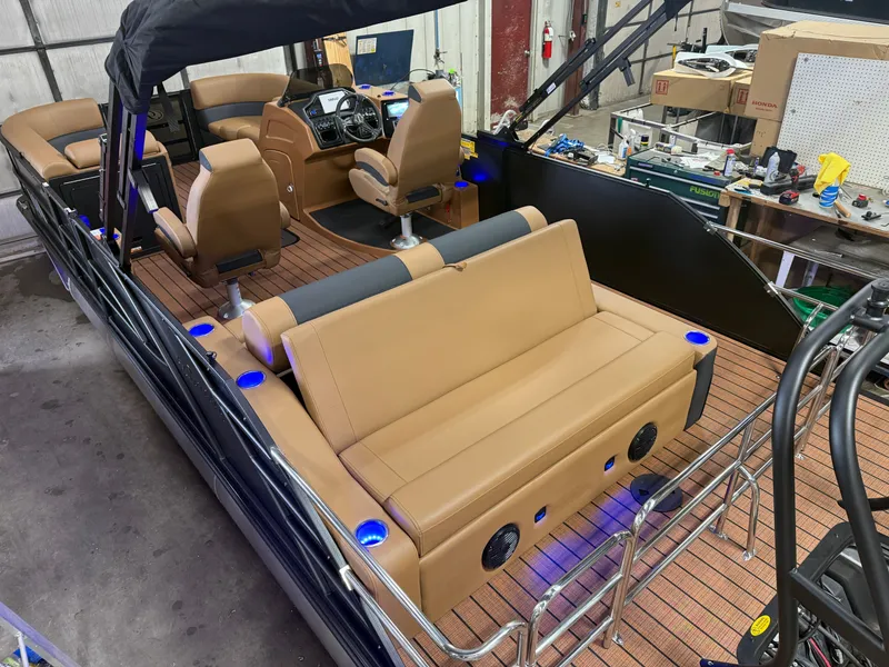 Slide: The Image of Bentley Pontoons Elite 350HP 253 Swingback Tritoon 2026 - 6