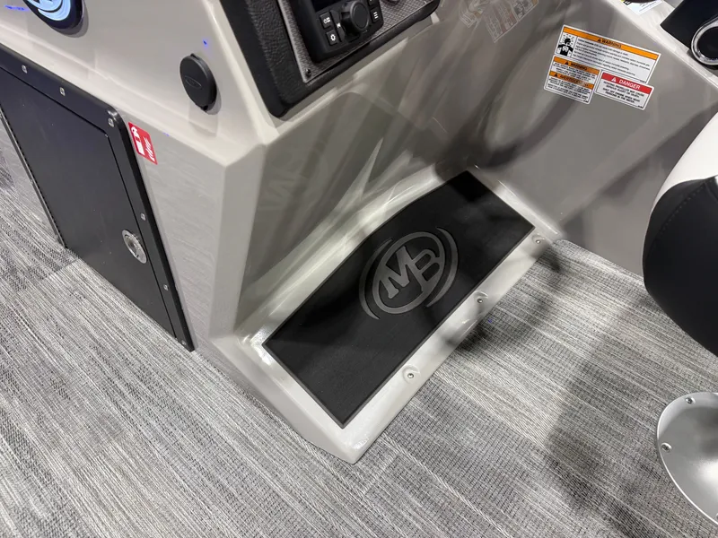 Slide: The Image of Montego Bay 8522 Swingback Premium Deluxe Pontoon & Honda 4-Stroke EFI 2026 - 17