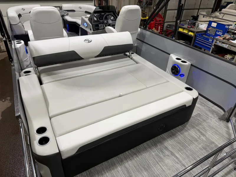 Slide: The Image of Montego Bay 8522 Swingback Premium Deluxe Pontoon & Honda 4-Stroke EFI 2026 - 21