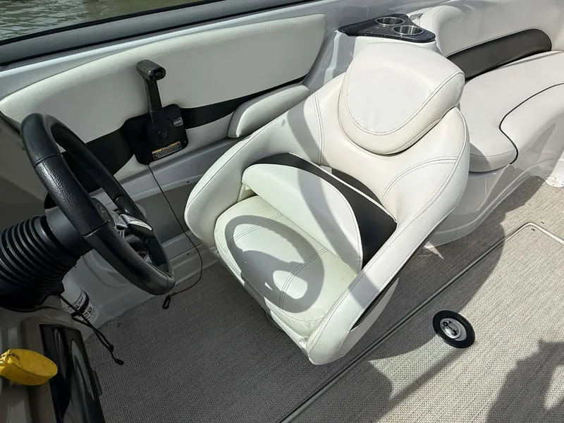 Slide: The Image of Crownline Boats 240 LS 2008 - 5