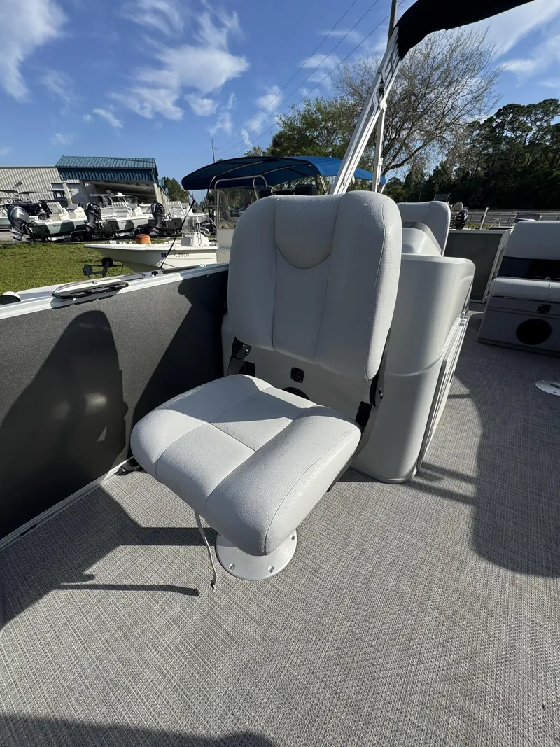 Slide: The Image of Bentley Pontoons LE 180 3 POINT 2023 - 22
