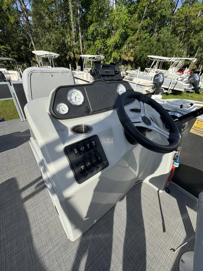 Slide: The Image of Bentley Pontoons LE 180 3 POINT 2023 - 26