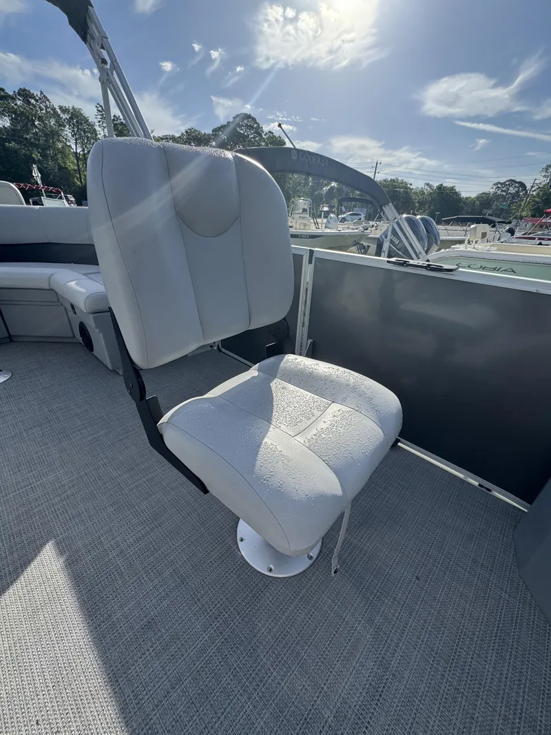 Slide: The Image of Bentley Pontoons LE 180 3 POINT 2023 - 8