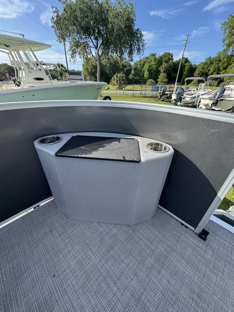 Slide: The Image of Bentley Pontoons LE 180 3 POINT 2023 - 9