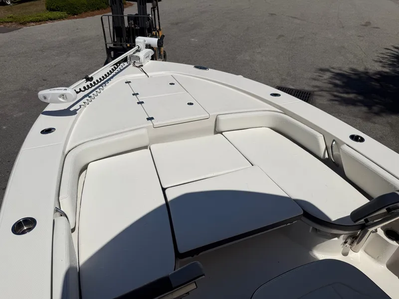 Slide: The Image of Robalo Cayman 246 2025 - 10