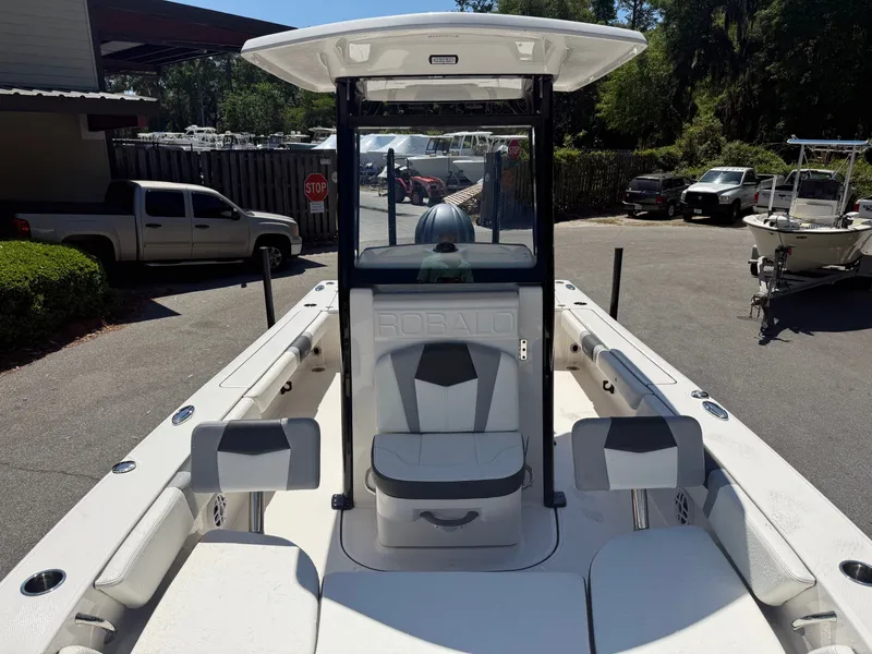 Slide: The Image of Robalo Cayman 246 2025 - 11