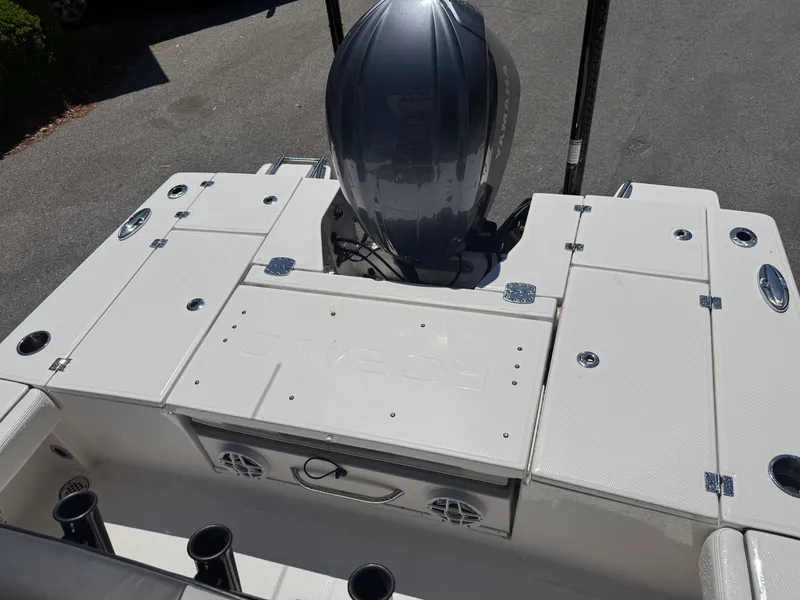 Slide: The Image of Robalo Cayman 246 2025 - 12