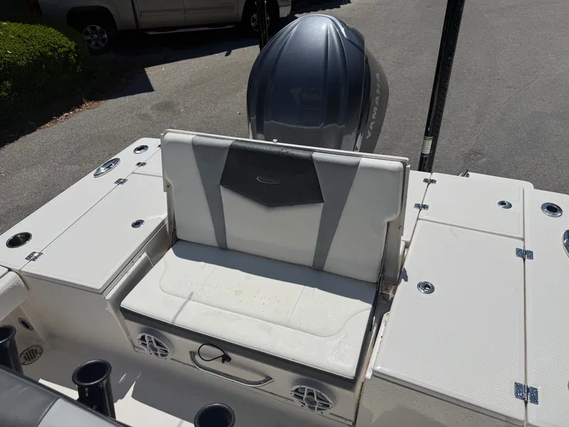 Slide: The Image of Robalo Cayman 246 2025 - 3