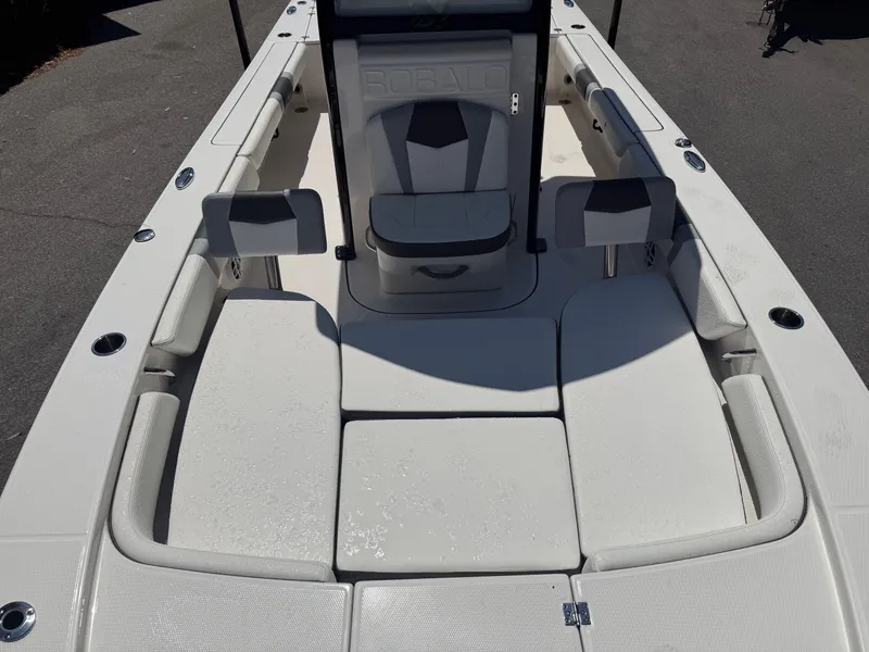 Slide: The Image of Robalo Cayman 246 2025 - 5