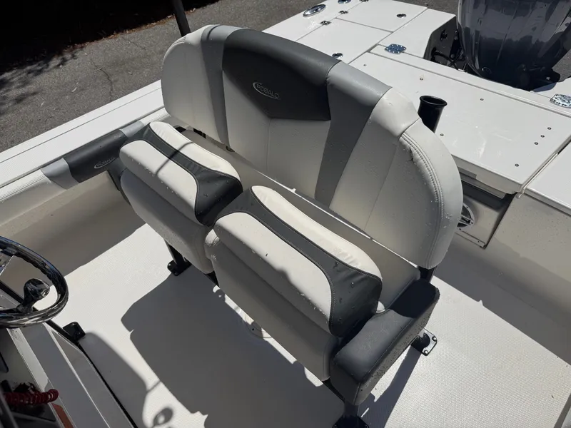 Slide: The Image of Robalo Cayman 246 2025 - 6