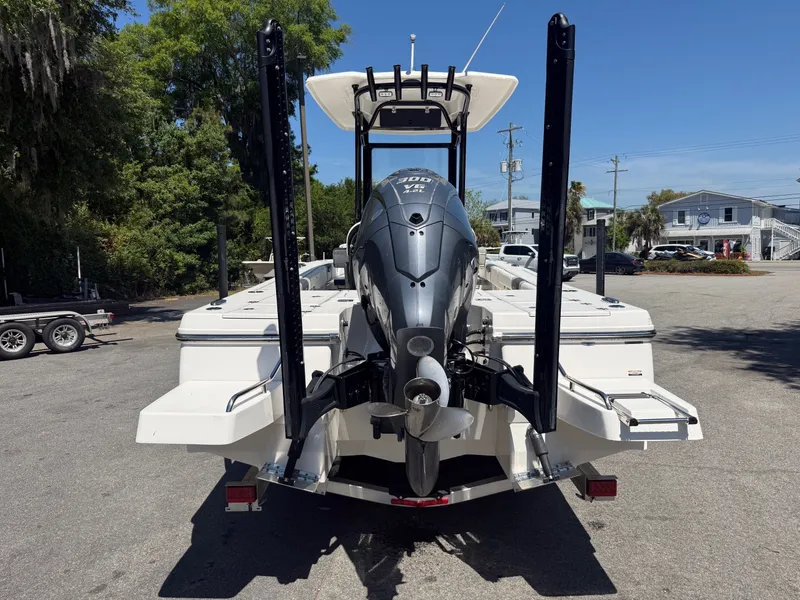 Slide: The Image of Robalo Cayman 246 2025 - 8