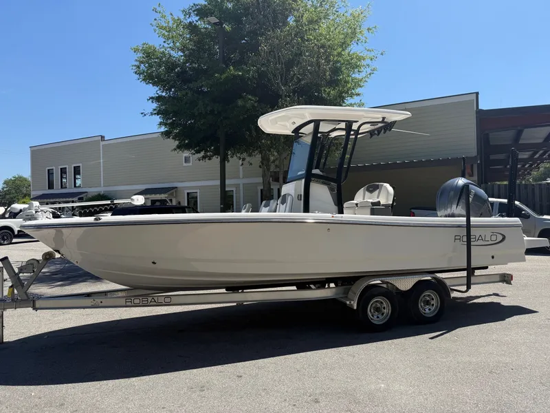 Slide: The Image of Robalo Cayman 246 2025 - 9