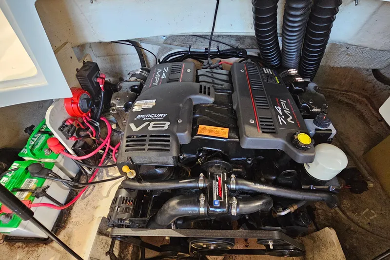 Slide: The Image of Engine compartment of a 2000 Chaparral 230 SSi with Mercury V8 engine. - 22