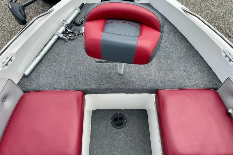 Slide: The Image of 1994 Stratos 290 Ski-N-Fish boat interior with red seats and gray carpet. - 17