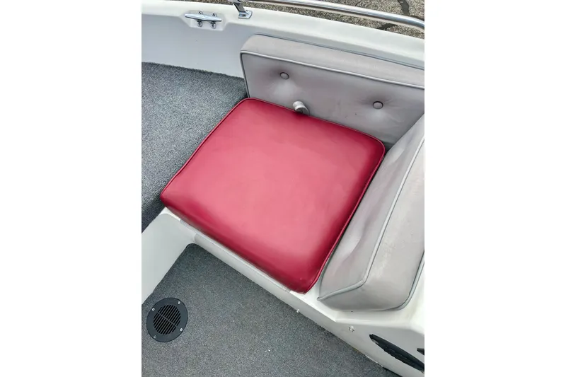 Slide: The Image of Red seat cushion on 1994 Stratos 290 Ski-N-Fish boat, gray interior. - 22