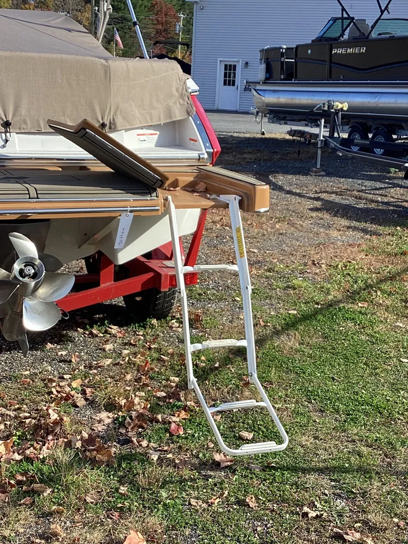 Slide: The Image of Four Winns H210 2018 - 4