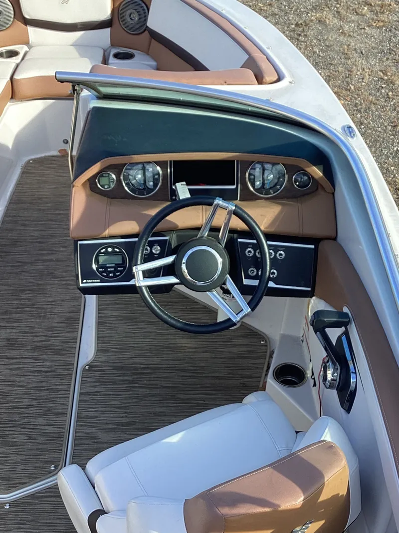 Slide: The Image of Four Winns H210 2018 - 6