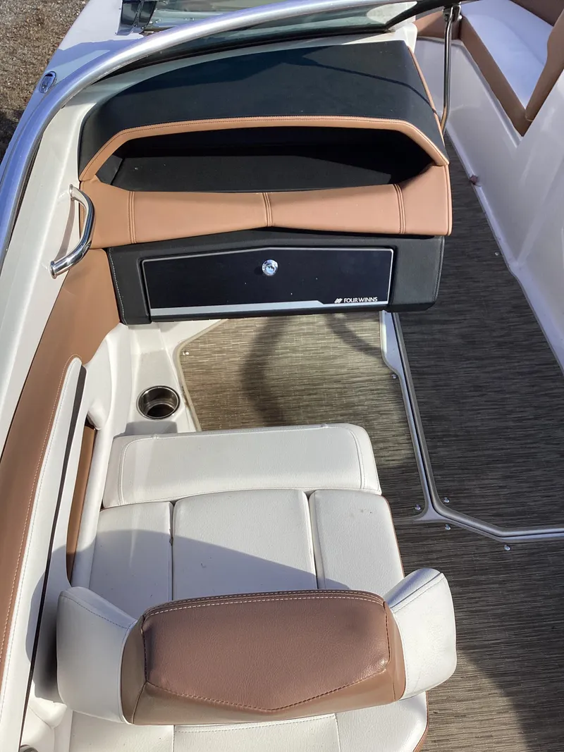 Slide: The Image of Four Winns H210 2018 - 8