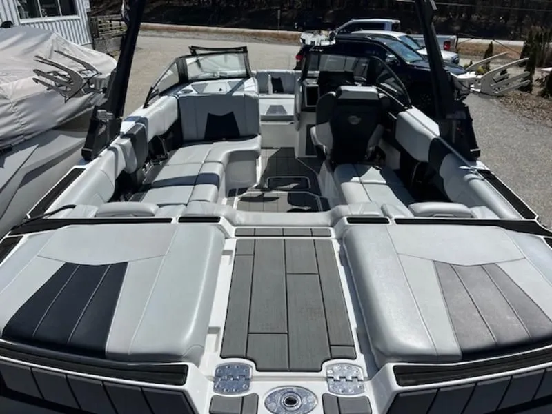 Slide: The Image of Malibu Wakesetter 23 MXZ 2022 - 8