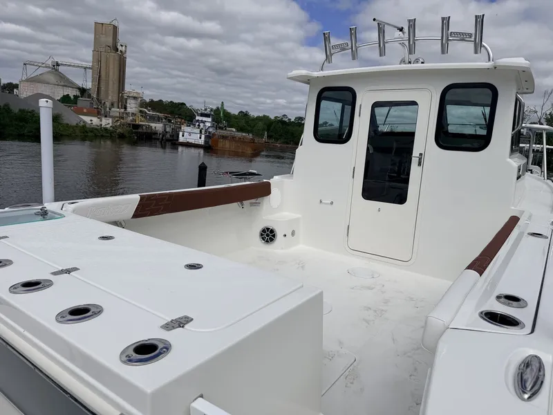 Slide: The Image of Parker Marine 227 Explorer WITH AC AND SEAKEEPER RIDE 2026 - 6