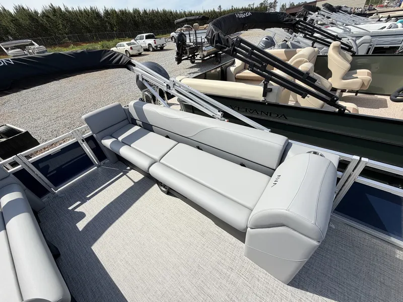 Slide: The Image of Avalon VLS 23 QUAD LOUNGER-140HP 2026 - 5