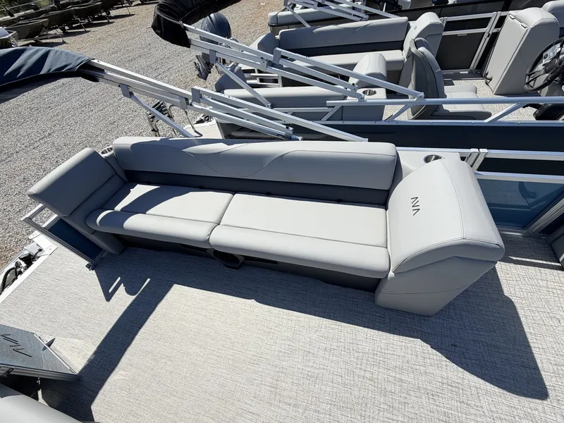 Slide: The Image of Avalon VLS 23 QUAD LOUNGER-140HP 2026 - 4