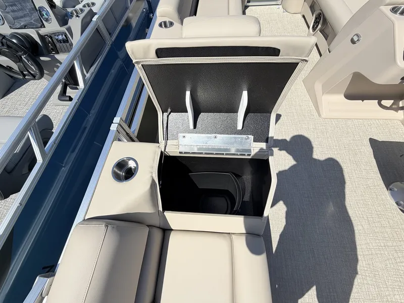 Slide: The Image of Avalon VLS 23 QUAD LOUNGER-140HP 2026 - 3