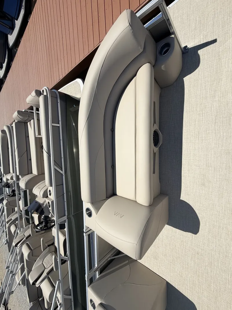 Slide: The Image of Avalon VLS 21 QUAD LOUNGER-90HP 2026 - 7