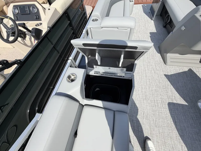 Slide: The Image of Avalon VLS 23 QUAD LOUNGER-140HP 2026 - 8