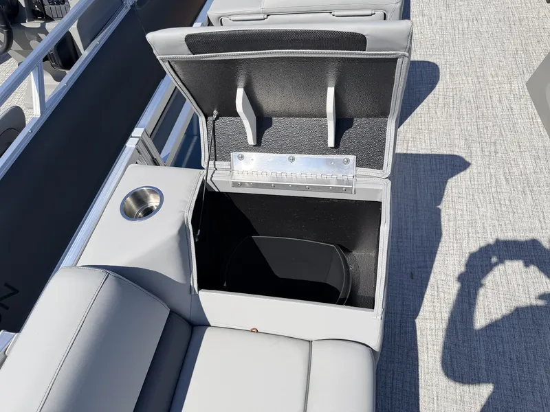 Slide: The Image of Avalon VLS 23 QUAD LOUNGER-140HP 2026 - 6