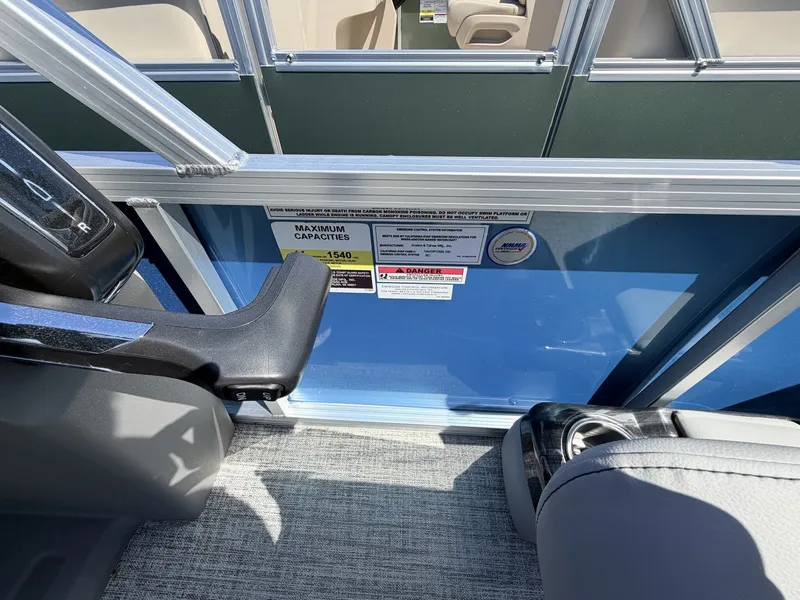 Slide: The Image of Avalon VLS 23 QUAD LOUNGER-140HP 2026 - 8