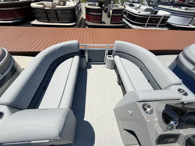 Slide: The Image of Avalon VLS 21 QUAD LOUNGER-90HP 2026 - 3