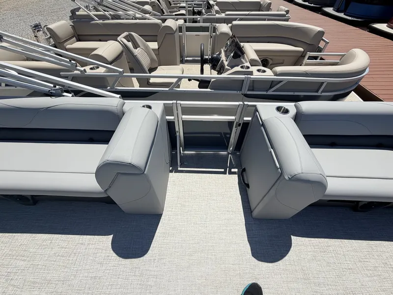 Slide: The Image of Avalon VLS 21 QUAD LOUNGER-90HP 2026 - 4