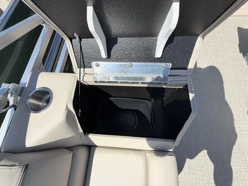 Slide: The Image of Avalon Venture 85 23 QUAD LOUNGER 140HP 2026 - 3