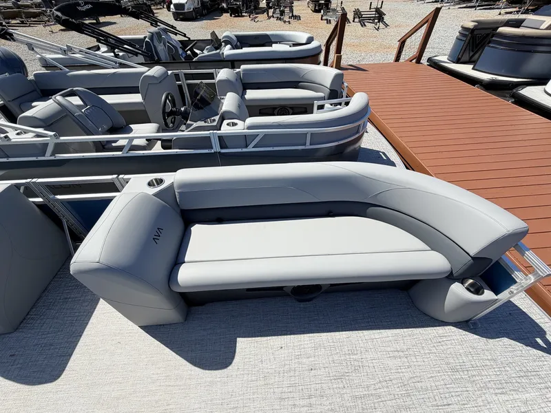 Slide: The Image of Avalon VLS 23 QUAD LOUNGER-140HP 2026 - 3
