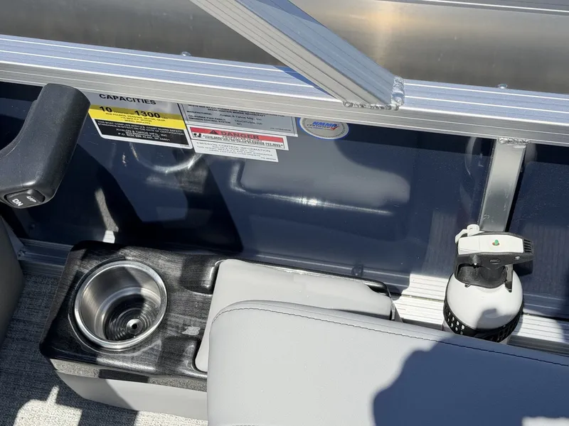 Slide: The Image of Avalon VLS 21 QUAD LOUNGER-90HP 2026 - 5